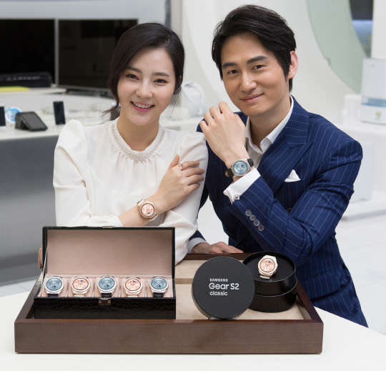 삼성전자 모델이 '기어S2' 신규모델 로즈골드, 플래티넘 제품을 선보이고 있다. <삼성전자 제공>